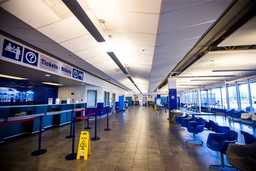 MIKAELA MACKENZIE / WINNIPEG FREE PRESS
The Greyhound bus terminal at the Winnipeg airport on Monday, July 9, 2018. Greyhound is cutting all of their prairie services this October.
Mikaela MacKenzie / Winnipeg Free Press 2018.