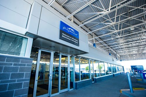 MIKAELA MACKENZIE / WINNIPEG FREE PRESS
The Greyhound bus terminal at the Winnipeg airport on Monday, July 9, 2018. Greyhound is cutting all of their prairie services this October.
Mikaela MacKenzie / Winnipeg Free Press 2018.