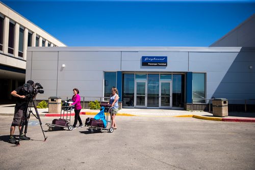 MIKAELA MACKENZIE / WINNIPEG FREE PRESS
Barbara Pawluck (left) and Wynter Payjack (12), who came from Prince George by air and are headed for Neepawa later today take a turn around the parking lot for a Global news camera at the Greyhound bus terminal in Winnipeg on Monday, July 9, 2018. Greyhound is cutting all of their prairie services this October.
Mikaela MacKenzie / Winnipeg Free Press 2018.