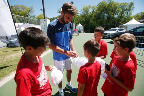 JOHN WOODS / WINNIPEG FREE PRESS
Marcel Granollers from Barcelona who is participating in the National Bank Challenger tennis tournament in Winnipeg signs autographs for some ball kids Monday, July 9, 2018.