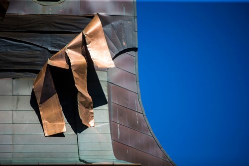 MIKAELA MACKENZIE / WINNIPEG FREE PRESS
The peeling copper roof on the Thunderbird House in Winnipeg on Monday, July 9, 2018. 
Mikaela MacKenzie / Winnipeg Free Press 2018.