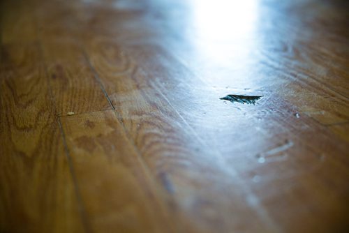 MIKAELA MACKENZIE / WINNIPEG FREE PRESS
A gouge in the wood floor a the Thunderbird House in Winnipeg on Monday, July 9, 2018. 
Mikaela MacKenzie / Winnipeg Free Press 2018.