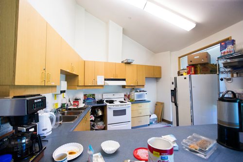 MIKAELA MACKENZIE / WINNIPEG FREE PRESS
The kitchen, which is in need of updated appliances, at the Thunderbird House in Winnipeg on Monday, July 9, 2018. 
Mikaela MacKenzie / Winnipeg Free Press 2018.