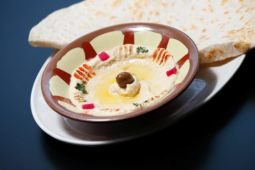 JOHN WOODS / WINNIPEG FREE PRESS
Msabaha - Hummus, garnished with chickpeas paprik, parsley, cumin and olive oil, served with saj bread at Ali Baba restaurant photographed in Winnipeg Tuesday, July 10, 2018.


