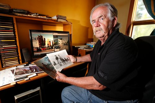 JOHN WOODS / WINNIPEG FREE PRESS
Robert Callaghan, who runs a website about Winnipeg theatres of yesteryear,  looks through old theatre photos and movie photos in his home in Winnipeg Tuesday, July 10, 2018. The computer images are of the Logan and Main intersection which had 5 theatres at one time.



