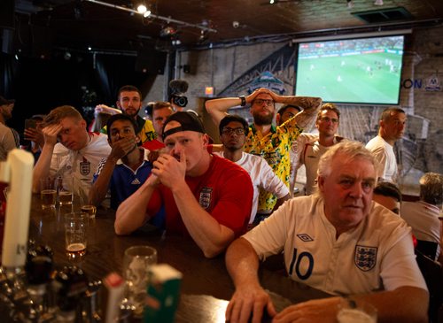 ANDREW RYAN / WINNIPEG FREE PRESS England fans in mourning at the Kings Head bar after the whistle blew finalizing their 2-1 defeat against Croatia on July 11, 2018.