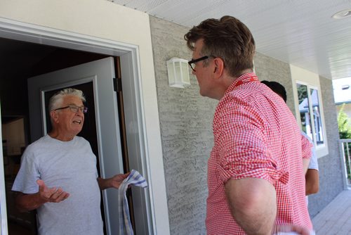 JESSICA BOTELHO-URBANSKI / WINNIPEG FREE PRESS
Liberal leader Dougald Lamont jokes around and chats with St. Boniface resident Clem Ryan. July 12, 2018