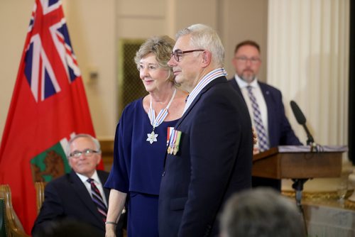 TREVOR HAGAN / WINNIPEG FREE PRESS
Lt.-Gov. Janice Filmon hangs a medal on Dr. David Barnard, president and vice-chancellor of the University of Manitoba, as he, and 11 others received the Order of Manitoba during a ceremony at the Legislative Building, Thursday, July 12, 2018.