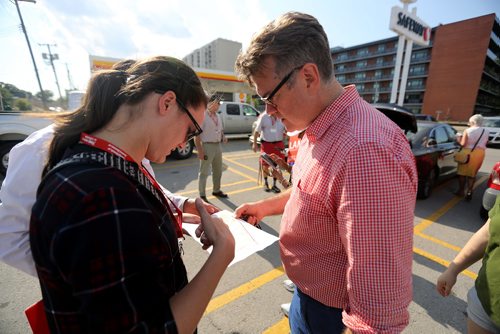 TREVOR HAGAN / WINNIPEG FREE PRESS
Krista Bishop, caucus researcher, and Dougald Lamont, MB Liberal Leader, examining a map before going canvassing in St.Boniface, Thursday, July 12, 2018.