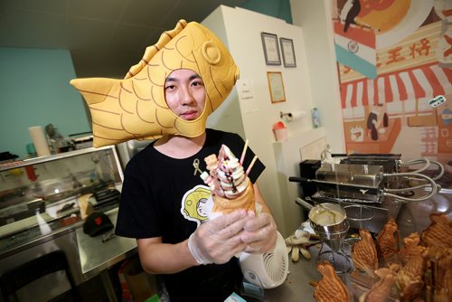 TREVOR HAGAN / WINNIPEG FREE PRESS
Not a Waffle, an ice cream store on Langside Street, serves ice cream in Taiyaki, a Japanese cake shaped like a Koi fish, Friday, July 13, 2018. Shop owner Mu Mu, behind the counter.