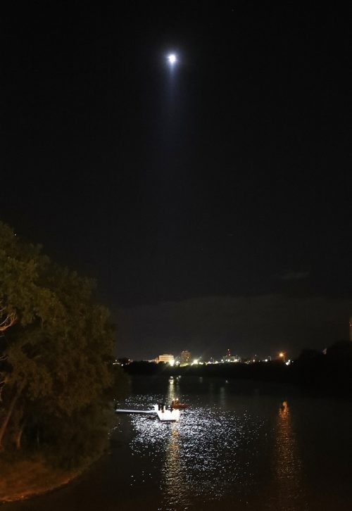 TREVOR HAGAN / WINNIPEG FREE PRESS
The spotlight from AIR 1, the police helicopter lights up a water rescue, around 2:20am seen from the Norwood Bridge, Sunday, July 15, 2018.