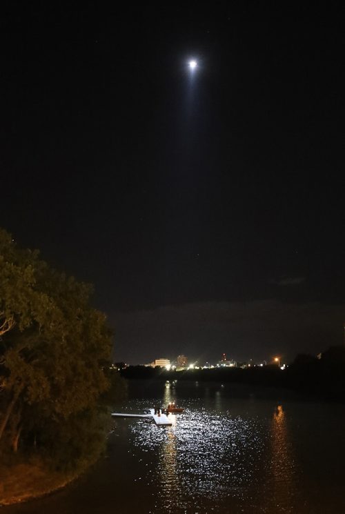 TREVOR HAGAN / WINNIPEG FREE PRESS
The spotlight from AIR 1, the police helicopter lights up a water rescue, around 2:20am seen from the Norwood Bridge, Sunday, July 15, 2018.