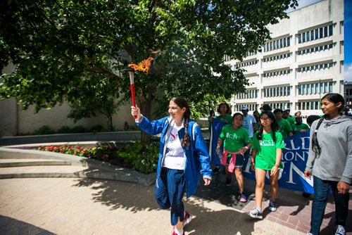 MIKAELA MACKENZIE / WINNIPEG FREE PRESS
Music teacher Purnakama Rajna leads students from Ecole Victoria Albert School in a peace run at City Hall in Winnipeg on Monday, July 16, 2018. 
Mikaela MacKenzie / Winnipeg Free Press 2018.