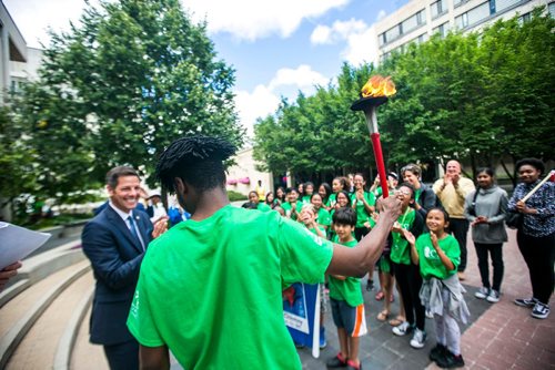 MIKAELA MACKENZIE / WINNIPEG FREE PRESS
Mayor Brian Bowman hands off the torch to a grade 12 student assistant, Marvin Adam, as students from Ecole Victoria Albert School participate in a peace run at City Hall in Winnipeg on Monday, July 16, 2018. 
Mikaela MacKenzie / Winnipeg Free Press 2018.