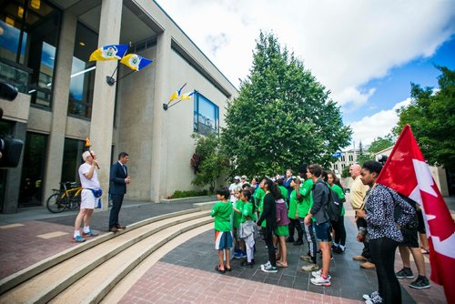 MIKAELA MACKENZIE / WINNIPEG FREE PRESS
Mayor Brian Bowman talks to students from Ecole Victoria Albert School as they participate in a peace run at City Hall in Winnipeg on Monday, July 16, 2018. 
Mikaela MacKenzie / Winnipeg Free Press 2018.