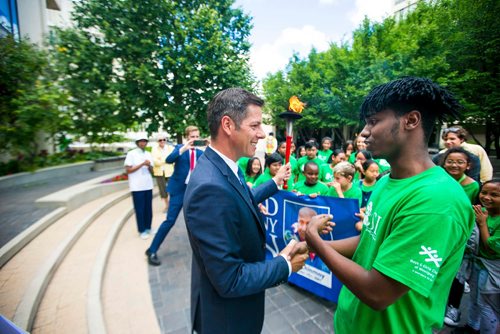 MIKAELA MACKENZIE / WINNIPEG FREE PRESS
Mayor Brian Bowman hands off the torch to a grade 12 student assistant, Marvin Adam, as students from Ecole Victoria Albert School participate in a peace run at City Hall in Winnipeg on Monday, July 16, 2018. 
Mikaela MacKenzie / Winnipeg Free Press 2018.