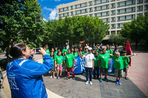 MIKAELA MACKENZIE / WINNIPEG FREE PRESS
Music teacher Purnakama Rajna takes a group picture of students from Ecole Victoria Albert School at a peace run at City Hall in Winnipeg on Monday, July 16, 2018. 
Mikaela MacKenzie / Winnipeg Free Press 2018.