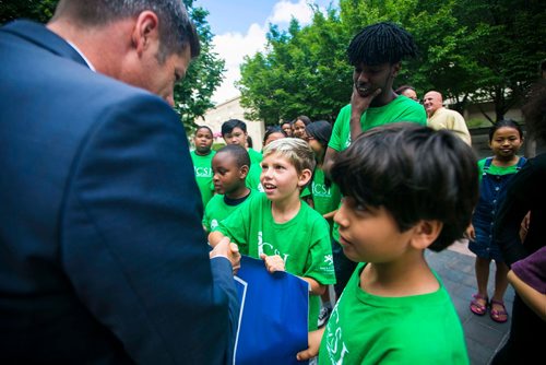 MIKAELA MACKENZIE / WINNIPEG FREE PRESS
Mayor Brian Bowman talks to grade five student Austin Parisian as students from Ecole Victoria Albert School participate in a peace run at City Hall in Winnipeg on Monday, July 16, 2018. 
Mikaela MacKenzie / Winnipeg Free Press 2018.