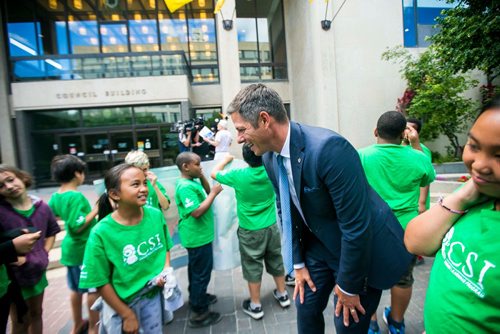 MIKAELA MACKENZIE / WINNIPEG FREE PRESS
Mayor Brian Bowman talks to grade five student Jeremiah Marte as students from Ecole Victoria Albert School participate in a peace run at City Hall in Winnipeg on Monday, July 16, 2018. 
Mikaela MacKenzie / Winnipeg Free Press 2018.