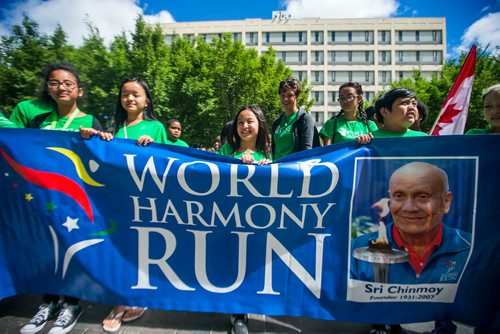 MIKAELA MACKENZIE / WINNIPEG FREE PRESS
Students from Ecole Victoria Albert School participate in a peace run at City Hall in Winnipeg on Monday, July 16, 2018. 
Mikaela MacKenzie / Winnipeg Free Press 2018.