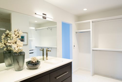 ANDREW RYAN / WINNIPEG FREE PRESS The master en suite of 7 Vireo Lane in Sage Creek, which boasts a walk-in closet, stand-up shower, and his and hers sinks. Shot on July 16, 2018.