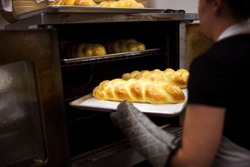 MIKAELA MACKENZIE / WINNIPEG FREE PRESS
Brittney Albanese, assistant manager, turns the challah at Pennyloaf bakery in Winnipeg on Friday, July 13, 2018. 24hourproject
Mikaela MacKenzie / Winnipeg Free Press 2018.