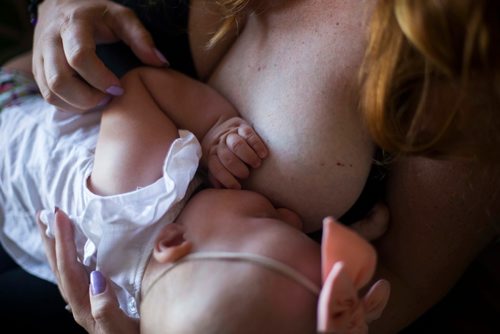 MIKAELA MACKENZIE / WINNIPEG FREE PRESS
Jenn Kiziak breastfeeds her baby, Aurora, at her home in Winnipeg on Friday, July 13, 2018. 24hourproject
Mikaela MacKenzie / Winnipeg Free Press 2018.