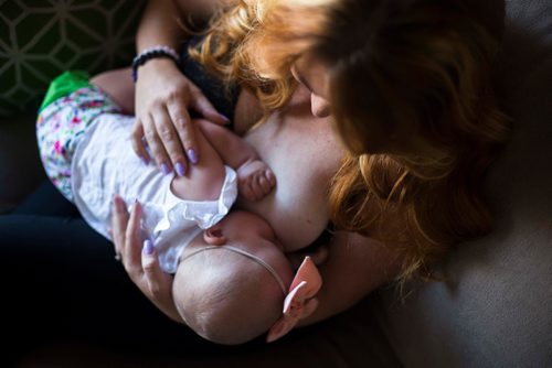 MIKAELA MACKENZIE / WINNIPEG FREE PRESS
Jenn Kiziak breastfeeds her baby, Aurora, at her home in Winnipeg on Friday, July 13, 2018. 24hourproject
Mikaela MacKenzie / Winnipeg Free Press 2018.