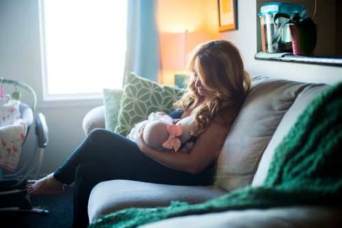 MIKAELA MACKENZIE / WINNIPEG FREE PRESS
Jenn Kiziak breastfeeds her baby, Aurora, at her home in Winnipeg on Friday, July 13, 2018. 24hourproject
Mikaela MacKenzie / Winnipeg Free Press 2018.