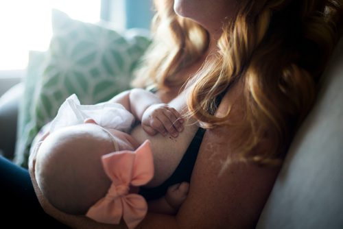 MIKAELA MACKENZIE / WINNIPEG FREE PRESS
Jenn Kiziak breastfeeds her baby, Aurora, at her home in Winnipeg on Friday, July 13, 2018. 24hourproject
Mikaela MacKenzie / Winnipeg Free Press 2018.