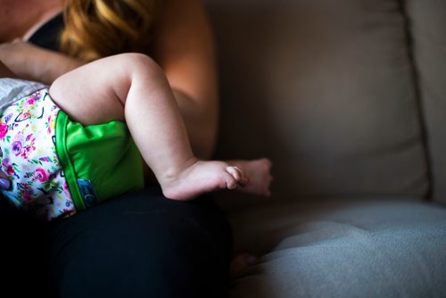 MIKAELA MACKENZIE / WINNIPEG FREE PRESS
Jenn Kiziak breastfeeds her baby, Aurora, at her home in Winnipeg on Friday, July 13, 2018. 24hourproject
Mikaela MacKenzie / Winnipeg Free Press 2018.