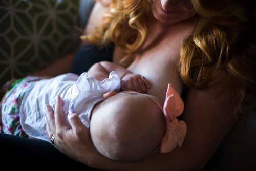 MIKAELA MACKENZIE / WINNIPEG FREE PRESS
Jenn Kiziak breastfeeds her baby, Aurora, at her home in Winnipeg on Friday, July 13, 2018. 24hourproject
Mikaela MacKenzie / Winnipeg Free Press 2018.