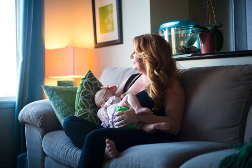 MIKAELA MACKENZIE / WINNIPEG FREE PRESS
Jenn Kiziak breastfeeds her baby, Aurora, at her home in Winnipeg on Friday, July 13, 2018. 24hourproject
Mikaela MacKenzie / Winnipeg Free Press 2018.