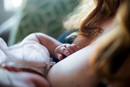 MIKAELA MACKENZIE / WINNIPEG FREE PRESS
Jenn Kiziak breastfeeds her baby, Aurora, at her home in Winnipeg on Friday, July 13, 2018. 24hourproject
Mikaela MacKenzie / Winnipeg Free Press 2018.