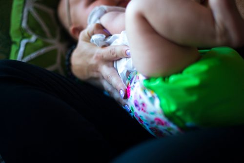 MIKAELA MACKENZIE / WINNIPEG FREE PRESS
Jenn Kiziak breastfeeds her baby, Aurora, at her home in Winnipeg on Friday, July 13, 2018. 24hourproject
Mikaela MacKenzie / Winnipeg Free Press 2018.