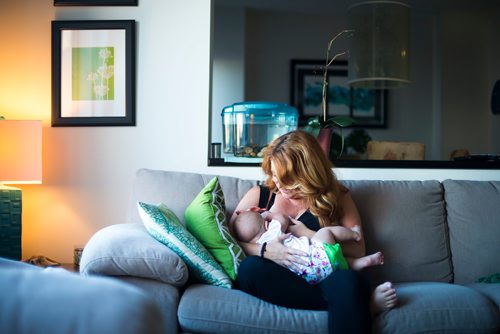 MIKAELA MACKENZIE / WINNIPEG FREE PRESS
Jenn Kiziak breastfeeds her baby, Aurora, at her home in Winnipeg on Friday, July 13, 2018. 24hourproject
Mikaela MacKenzie / Winnipeg Free Press 2018.