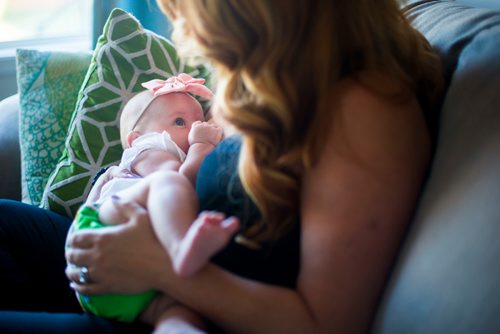 MIKAELA MACKENZIE / WINNIPEG FREE PRESS
Jenn Kiziak breastfeeds her baby, Aurora, at her home in Winnipeg on Friday, July 13, 2018. 24hourproject
Mikaela MacKenzie / Winnipeg Free Press 2018.