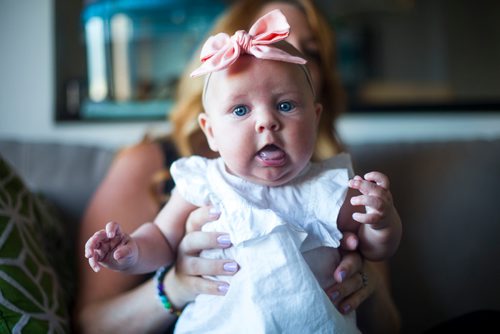 MIKAELA MACKENZIE / WINNIPEG FREE PRESS
Aurora Kiziak makes faces at the camera while her mom, Jenn, is interviewed at her home in Winnipeg on Friday, July 13, 2018. 24hourproject
Mikaela MacKenzie / Winnipeg Free Press 2018.