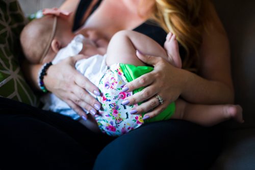 MIKAELA MACKENZIE / WINNIPEG FREE PRESS
Jenn Kiziak breastfeeds her baby, Aurora, at her home in Winnipeg on Friday, July 13, 2018. 24hourproject
Mikaela MacKenzie / Winnipeg Free Press 2018.