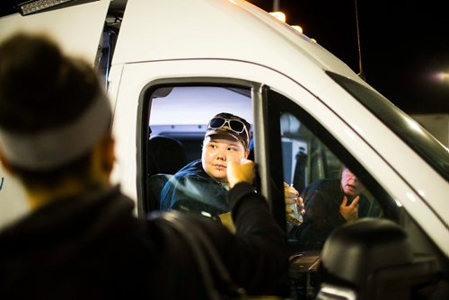 MIKAELA MACKENZIE / WINNIPEG FREE PRESS
Makayla McGinnis hands out sandwiches while on the Main Street Project van patrol from 3-4am in Winnipeg on Friday, July 13, 2018. 24hourproject
Mikaela MacKenzie / Winnipeg Free Press 2018.