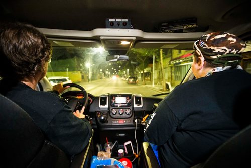 MIKAELA MACKENZIE / WINNIPEG FREE PRESS
Mike McCallum (left) and Makayla McGinnis drive around while on the Main Street Project van patrol from 3-4am in Winnipeg on Friday, July 13, 2018. 24hourproject
Mikaela MacKenzie / Winnipeg Free Press 2018.