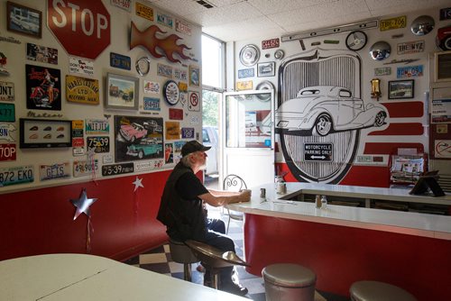 MIKE DEAL / WINNIPEG FREE PRESS
Siggi Klann drinks a coffee early in the morning before the breakfast crowd arrives at Big Ricks Hot Rod Diner, 379 Henderson.
180713 - Friday, July 13, 2018.
24hourproject