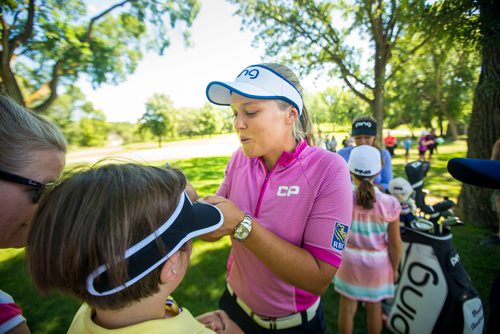 MIKAELA MACKENZIE / WINNIPEG FREE PRESS
Five-time LPGA tournament winner Brooke Henderson poses for pictures and signs autographs for kids in  the Future Pros Program at the St. Charles Country Club in Winnipeg on Tuesday, July 17, 2018. 
Mikaela MacKenzie / Winnipeg Free Press 2018.
