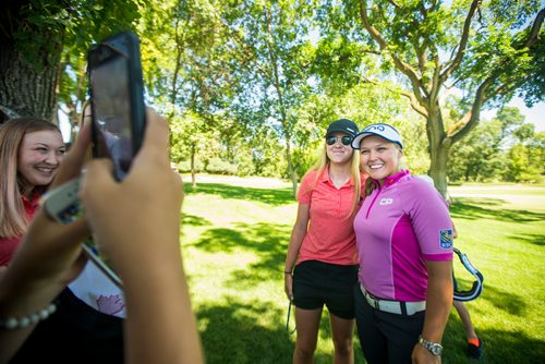 MIKAELA MACKENZIE / WINNIPEG FREE PRESS
Five-time LPGA tournament winner Brooke Henderson (right) takes a selfie with Dayna Dubnicoff at the St. Charles Country Club in Winnipeg on Tuesday, July 17, 2018. 
Mikaela MacKenzie / Winnipeg Free Press 2018.