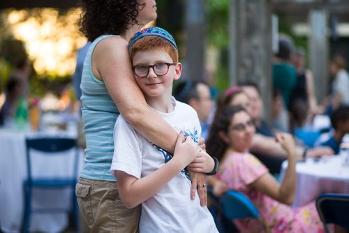 MIKAELA MACKENZIE / WINNIPEG FREE PRESS
Yaron Skladnik, eight, and his mom, Dafne Orbach, dance at a Shabbat supper at the Rady Jewish Community Centre in Winnipeg on Friday, July 13, 2018. 24hourproject
Mikaela MacKenzie / Winnipeg Free Press 2018.