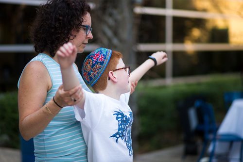 MIKAELA MACKENZIE / WINNIPEG FREE PRESS
Yaron Skladnik, eight, and his mom, Dafne Orbach, dance at a Shabbat supper at the Rady Jewish Community Centre in Winnipeg on Friday, July 13, 2018. 24hourproject
Mikaela MacKenzie / Winnipeg Free Press 2018.