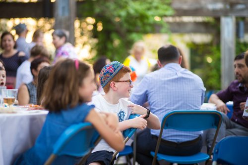 MIKAELA MACKENZIE / WINNIPEG FREE PRESS
Yaron Skladnik, eight, watches a musician sing at a Shabbat supper at the Rady Jewish Community Centre in Winnipeg on Friday, July 13, 2018. 24hourproject
Mikaela MacKenzie / Winnipeg Free Press 2018.