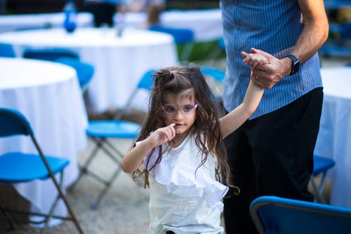 MIKAELA MACKENZIE / WINNIPEG FREE PRESS
Abigail Makaber, four, is lead out by her dad after a Shabbat supper at the Rady Jewish Community Centre in Winnipeg on Friday, July 13, 2018. 24hourproject
Mikaela MacKenzie / Winnipeg Free Press 2018.