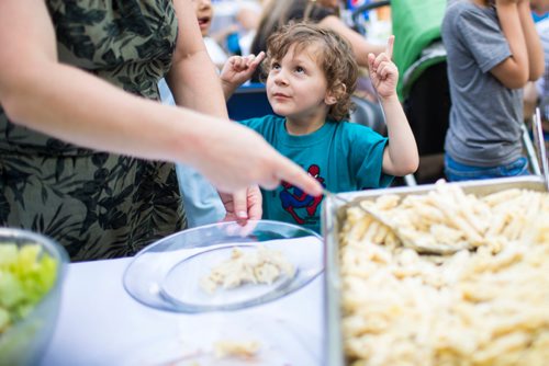 MIKAELA MACKENZIE / WINNIPEG FREE PRESS
Michelle Canto serves her son, Guil Burd (three), at a Shabbat supper at the Rady Jewish Community Centre in Winnipeg on Friday, July 13, 2018. 24hourproject
Mikaela MacKenzie / Winnipeg Free Press 2018.