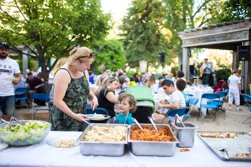 MIKAELA MACKENZIE / WINNIPEG FREE PRESS
Michelle Canto serves her son, Guil Burd (three), at a Shabbat supper at the Rady Jewish Community Centre in Winnipeg on Friday, July 13, 2018. 24hourproject
Mikaela MacKenzie / Winnipeg Free Press 2018.